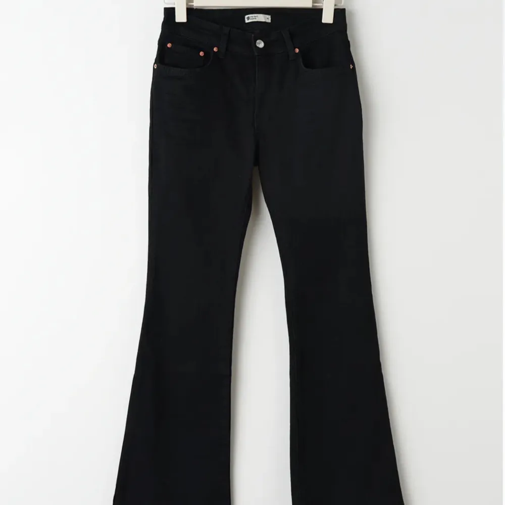 Gina tricot low waist bootcut jeans i storlek 34, jättefint skick och inga fel på byxorna. Säljer för att jag inte använder dem alls och de är sparsamt använda.. Jeans & Byxor.