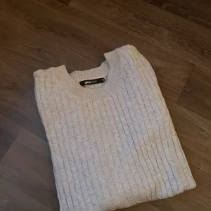 Tröja - Grå tröja från gina tricot strl S säljer för 100kr fint skick pris kan diskuteras