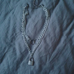 Två halsband - Du får båda när du köper, halsband med ringarna är lite konstig på ena sidan men man kan säkert fixa det