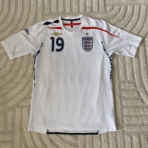 ENGLAND FOTBOLLSTRÖJA  - ORIGINAL ENGLAND HEMMA/ 2007-2009 Shaun Wright-Phillips #19  STORLEK: M  PRIS: 549 SEK   OBS! Produkten stryks innan den fraktas iväg. Vid köp eller funderingar kontakta oss.   Instagram: @beyondthekits EJ REPLIKA #england#umbro#wrightphillips