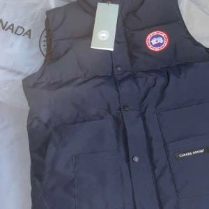 Canada goose västar - Helt nya canada goose västar. Finns i alla storlekar.  Pris kan diskuteras vid snabbaffär  Frakt eller möts i Södertälje 
