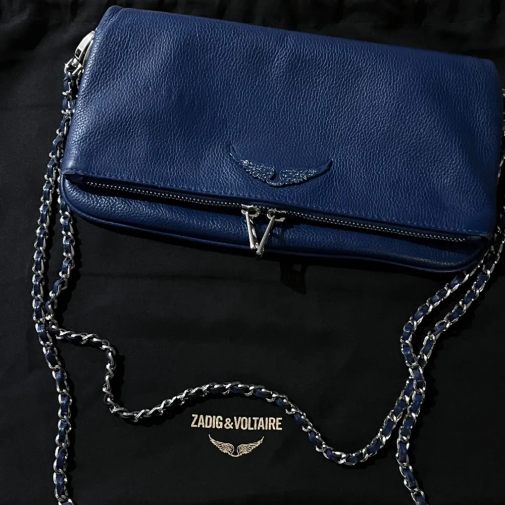 Superfin blå väska från Zadig&Voltaire, sparsamt använd och i fint skick men slitage finns, dock endast något som syns på nära håll (se bilder), säljes pga att den ej kmr till användning, köpt på Zalando förra året, pris kan diskuteras ✨💙. Väskor.