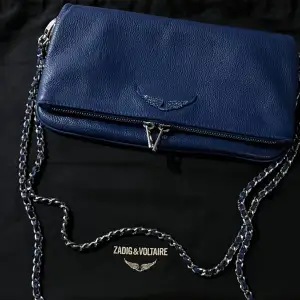 Superfin blå väska från Zadig&Voltaire, sparsamt använd och i fint skick men skavanker finns (se bilder), säljes pga att den ej kmr till användning, köpt på Zalando förra året, pris kan diskuteras ✨💙
