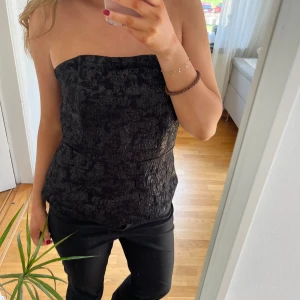Korsett - Så snygg glittrig korsett från hm! Storlek 42 men väldigt liten i storleken så skulle säga att den passar M!❤️ Använd 2 gånger.