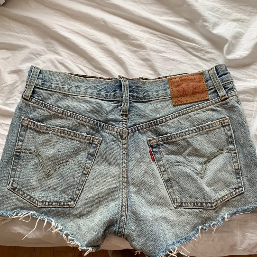 Blåa jeansshorts från Levis, i bra skick och passar strl xs-s❤️‍🔥 midjemått rakt över är 40!!. Shorts.