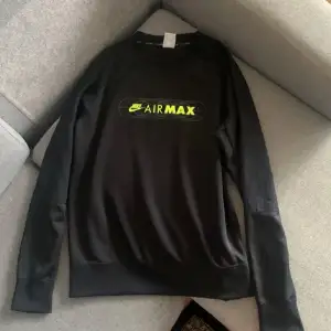 Hej! Säljer en Nike Air max tröja Sweatshirt i nyskick!!! 10/10 Storlek Medium passar även en stor Small. Pris 199kr Möts i Västerås, Fraktar över hela Sverige (PostNord) Hör av er för mer info /// MARES 