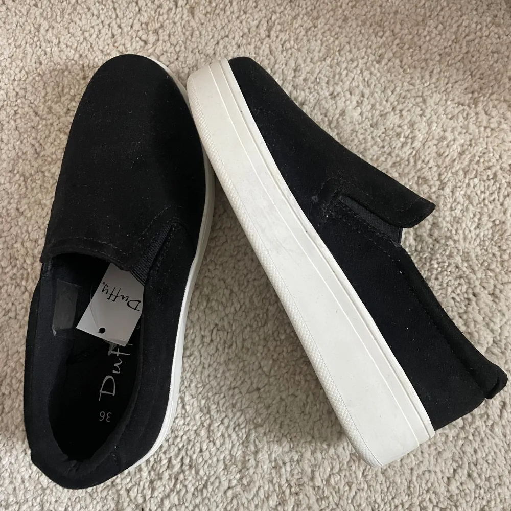 Oanvända slip-on skor från Duffy Perfekta vårskor!🌿🖤 Storlek 36  Nypris 599 kr . Skor.