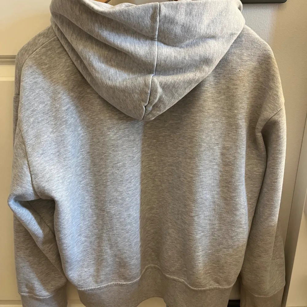 intressekoll på min gråa zara hoodie, vill se vad jag kan få för den. Storlek S . Hoodies.