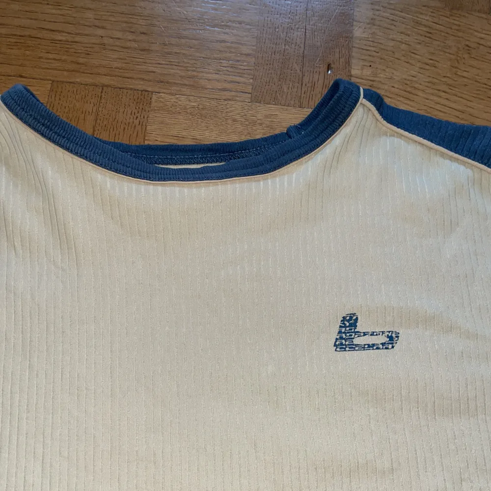 Snygg vintage t shirt från blend, lite manshesterliknande tyg, står L men skulle säga mer M. T-shirts.