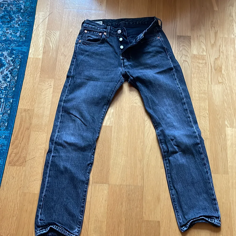 Ett par Levis jeans i bra skick men man ser att dem är använda. Storleken är i 28 30. Passformen är straight. Jeans & Byxor.