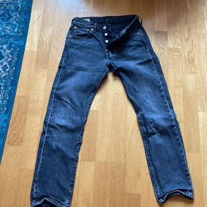 Levis 501 jeans - Ett par Levis jeans i bra skick men man ser att dem är använda. Storleken är i 28 30. Passformen är straight