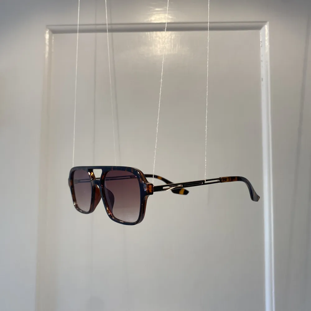 Våra sjukt snygga och grischiga  glasögon i modellen MONTECARLO från kollektionen XIV🍾. En exklusiv model med ”stål” bågar som gör att man får en lyxig känsla. Glaset är anti reflekterande, (UV 400). Övrigt.