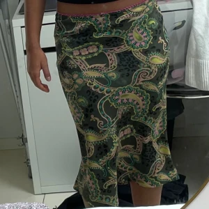 Söt sommar kjol - Jag säljer en kjol som är jätte söt till sommaren. Använd en gång så är i ett bra skick. Det står på lappen medium men jag skulle säga att den passar XS/S.   Kjolen är 69 cm lång💕