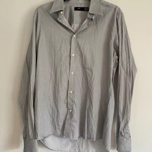 Randig skjorta  - Randig skjorta från hm i slimfit. 