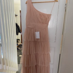 Balklänning/Festklänning - Helt ny bal/festklänning i storlek 38! Klänningen  är aldrig använd och prislappen är fortfarande på🥰Skriv om du är intresserad☺️