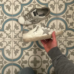 Golden Goose - Golden Goose skit snygga  tyvärr inget OG  Väldigt bra skick 