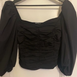 Svart topp  - Svart topp från Gina Tricot✨  Säljs eftersom den blivit för liten.