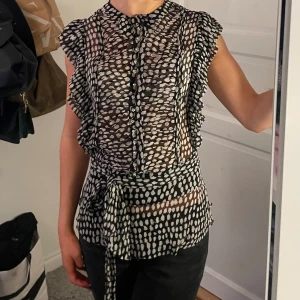 Prickig blus - Söt blus från malen birger med snören som går att knyta fram eller bak. Sitter som en 36/38. 350kr🩷