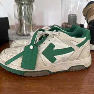 Snygga vit gröna off white sneakers