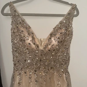 Balklänning m.m - Dags att sälja min fina balklänning endast använd en kväll, den är även kemtvättad. Storlek XS