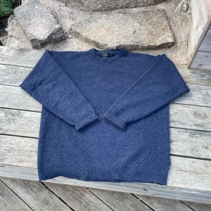 Ulltröja - En stickad ulltröja från MC.Gordon, storlek L men sitter oversized på mig som bär M och är 177. 100% lammull och är därför värmande. Använd men fortfarande i väldigt bra skick 8/10. Skriv vid frågor eller om fler bilder önskas!!