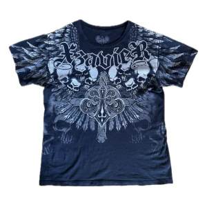 Riktigt snygg affliction drain Xzavier tshirt  - Fett snygg tröja från märket Xzavier, liknar Affliction riktigt mycke. Den är i väldigt bra skick. Bredden är 54 cm och längden är 67 cm från axeln. Ställ gärna frågor, jag svarar vänligen :)