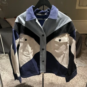 Denim jacka - Denim jacka från patchwerk i strl M. Inköpspris: 1100 kr - mitt pris: 350 kronor.
