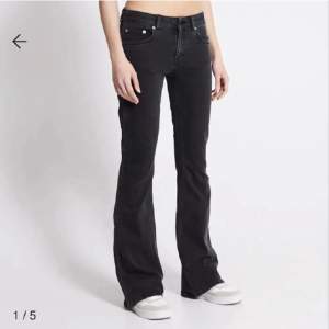 Lågmidjade jeans från lager 157. Byxorna är som nya. Storlek : xs, full length. Passar perfekt på mig som är ca 164 💗