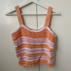 Stickat linne - Stickat linne från envii. I storlek M/L men kort modell. Har kortat ner och sytt upp axelbanden själv, men aldrig använd den 