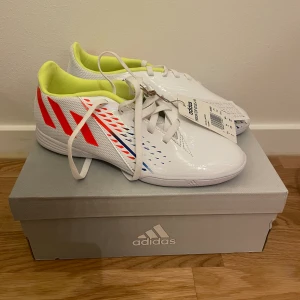Inomhus fotbollsskor - Inomhus fotbollsskor i storlek 38 2/3 från adidas⚽️ Aldrig använda💖