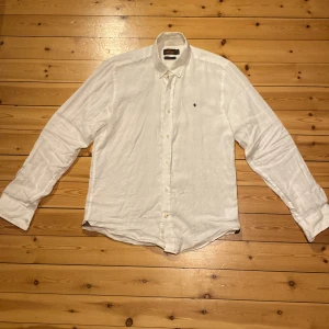 Linneskjorta från Morris - En mycket fin linneskjorta från Morris i mycket bra skick. Storlek M men passar även bra för L. 