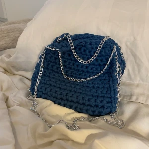 Väska - Egenvirkad stella McCartney liknande väska, i jätte fin blå färg med silver kedja 💙