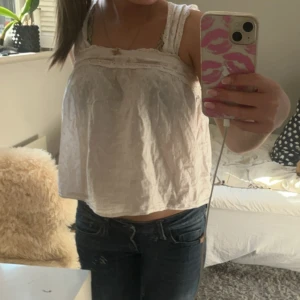 Jätte söt blus - En jätte fin blus från & Other stories!! Använd ett par gånger, men är fortfarande i gott skick!! Skriv vid frågor eller funderingar 💓