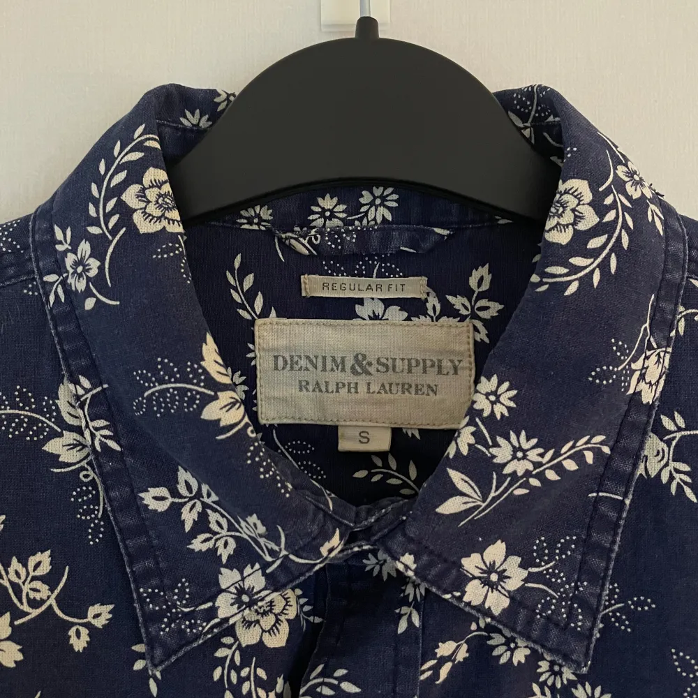 Kortärmad skjorta från Ralph Laurens Denim & Supply-kollektion i storlek S.. Skjortor.