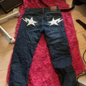 Baggy jeans med stjärnor på, använt 2 gånger sen jag köpte dom