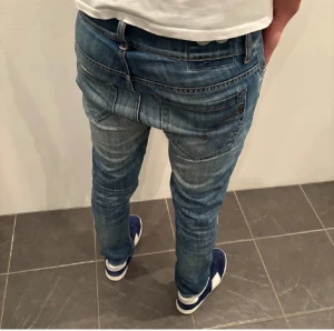 Dondup george - Säljer ett par feta dondup. Skick 9/10 och storlek 32. Nypris på dom e 4000 mitt 999.  De är köpta av fashion store här på Plick och de två första bilderna är från deras sida här på Plick. Bara höra av er om det är något! Finns bevis från fashion store.