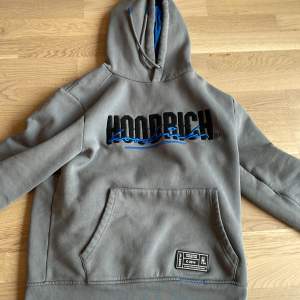 En snygg hoodrich hoodie i bra skick. Priset är ej hugget i sten.  Det är en liten defekt vid fickan men är så liten så den knappt syns Hör av er vid frågor🚚