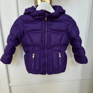Söt jacka från Ralph Lauren nyskick  - Väldigt lite använd dunjacka från Ralph Lauren i nyskick. Dyr i inköp. Strl 18 månader. 
