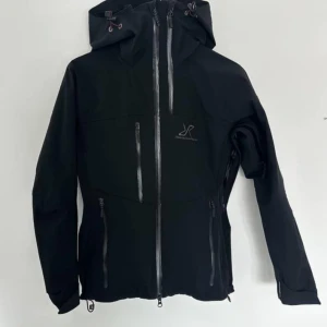 Revolutionrace - Revolutionrace jacka i strl S/36 Nyskick 