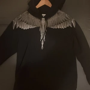 Marcelo burlon  - Säljer den nu för att de är inte min still längre.  Använd ett fåtal gånger bara  