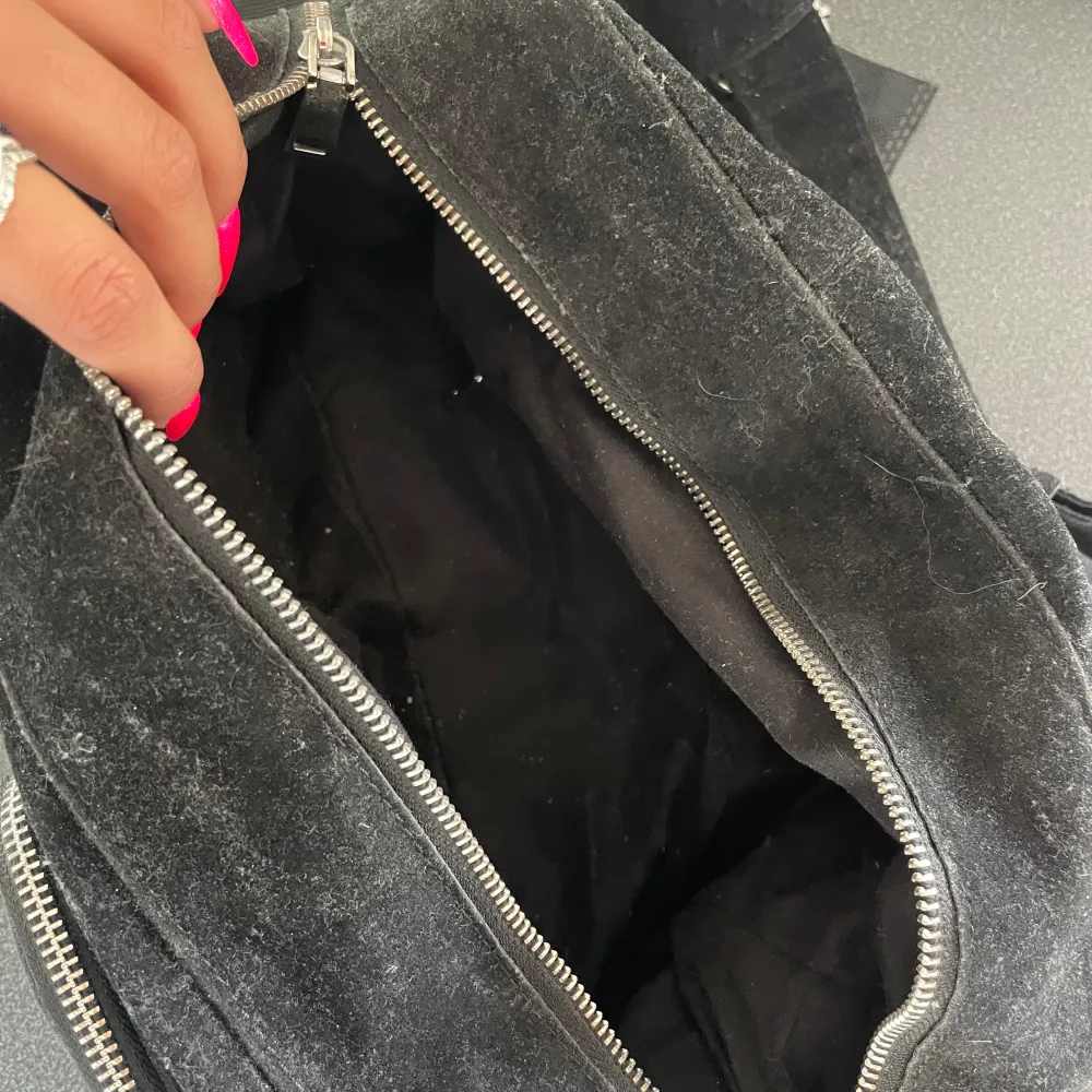 Svart noella väska i den stora modellen. Kort samt långt band finns till samt dustbag medföljer. Finns många olika fickor och fack. Använt en del så dragkedjan är lite slapp men annars är allt bra🩷. Laukut & Käsilaukut.