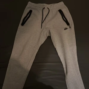 Nike tech byxor - Nike tech byxor i regular fit   Strl M