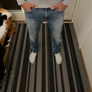 Riktigt feta tiger of Sweden jeans i riktigt bra skick. Modellen på bilden är 180 cm. Hör av er vid eventuella frågor 