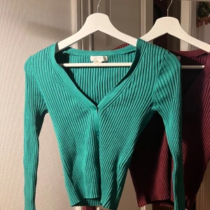 två långärmade tröjor  - Två jättefina tröjor med töjbart tyg, använda ett få antal gånger. En för 30kr och båda för 50kr 💞