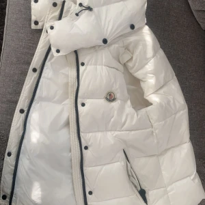 Moncler Väst - Moncler Väst. Köpte för några veckor sedan och den har bara legat i garderoben. Inga tecken på slitage ser nästan ut som ny