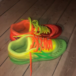 Basketskor MB02 - Säljer då de inte kommer till användning längre. Greppet är fortfarande skit bra och är som nya. Inga defekter. Pris kan diskuteras vid snabb affär.