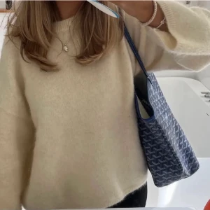 Beige mohair tröja  - Säljer min fina trendiga mohair stickade tröja från hm💕💕💕