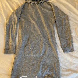 Medellång klänning från Calvin Klein  - Använd endast ett fåtal gånger, mycket bra skick. Lite tightare passform/liten i storleken. Varm och gosig på insidsn