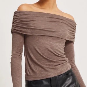 Off shoulder top - Brun i strl S, aldrig använd 