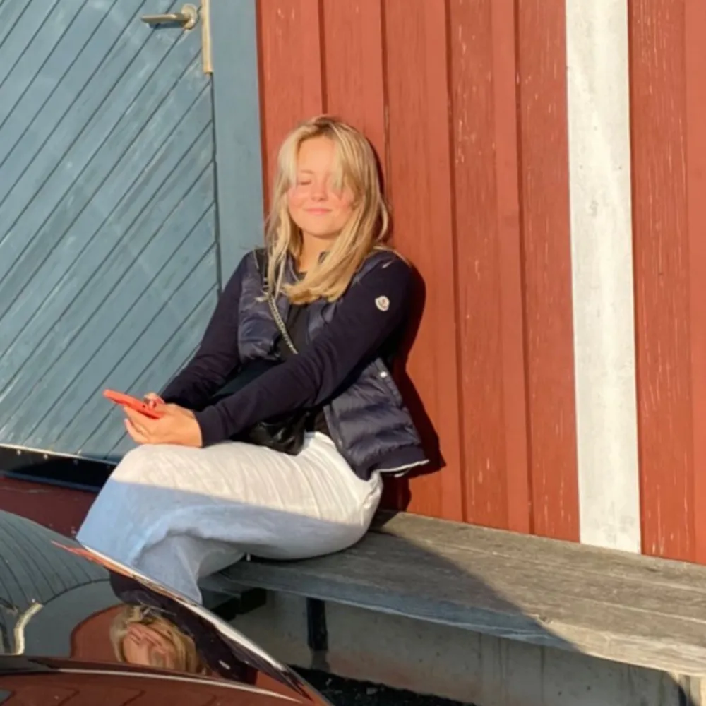 Säljer en moncler cardigan i väldigt väldigt fint skick. Det är en äldre modell och man kan därmed inte hitta den på hemsidan eller liknande, men nypris är ca 6000kr. Jackan är i storlek 164 (14 år) men passar en storlek XS helt perfekt.. Jackor.